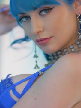 Bigtit Jewelz Blu does a multi-lingerie photoshoot before crawling across the floor to blow and ride her photographer — photo 8 of 16