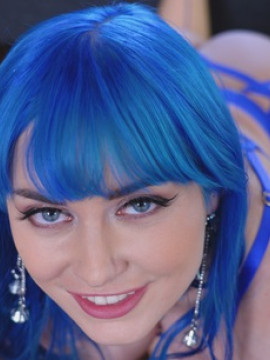 Bigtit Jewelz Blu does a multi-lingerie photoshoot before crawling across the floor to blow and ride her photographer — photo 11 of 16