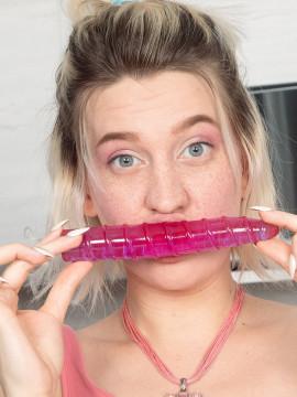 Cutie hides sex toy in her pussy — photo 5 of 16