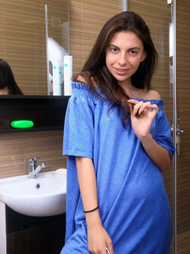 Dildo helps to take a shower — photo 1 of 16
