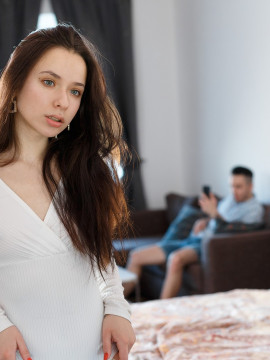 Lad creams brunette's face — photo 1 of 16
