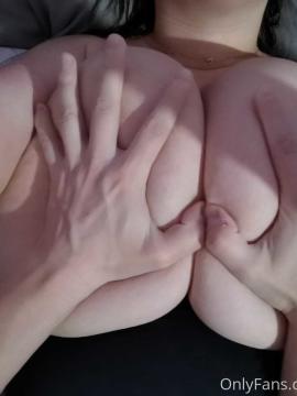 OnlyFans - Roxanne Heaven / @roxanneheaven Scene 60 — photo 19 of 20